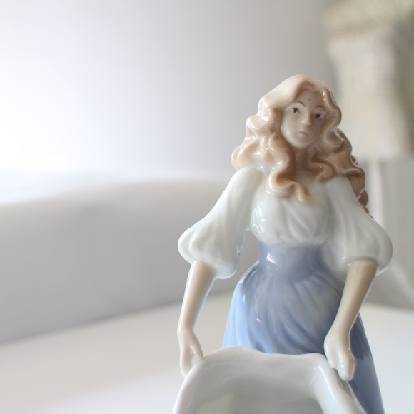 charming porcelain maiden figurine holding bag - Picture 4 of 8